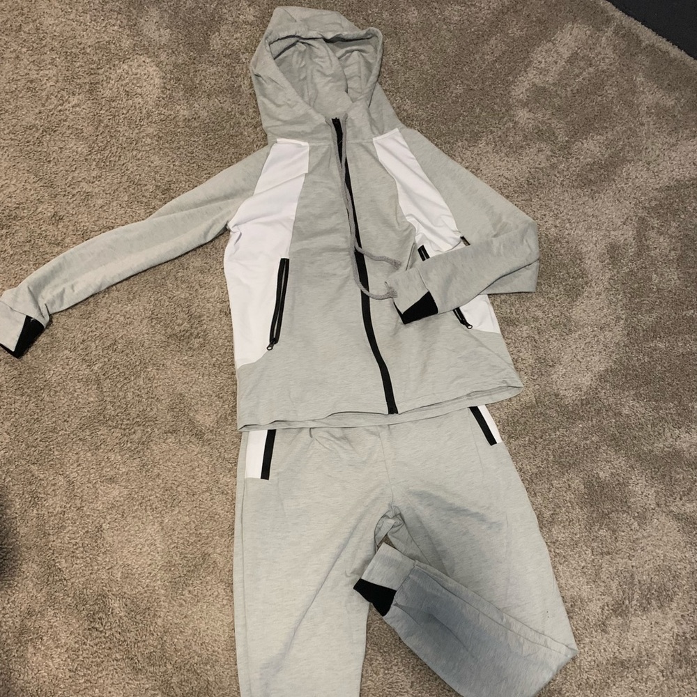 Men’s Swear suit! Comes with pants and hoodie!